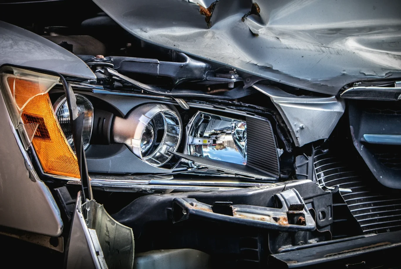 Nahaufnahme eines beschädigten Autos für ein Unfallgutachten